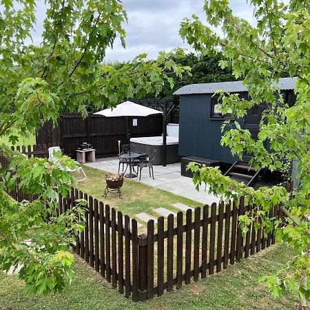 Shepherds Hut With Hot Tub Wells Exteriör bild