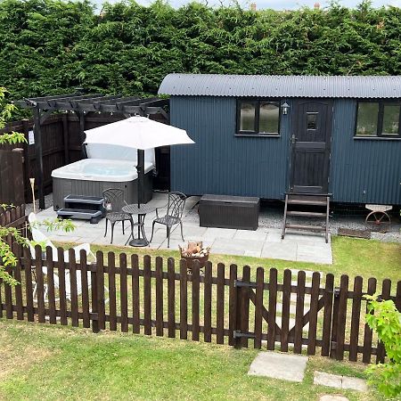 Shepherds Hut With Hot Tub Wells Exteriör bild