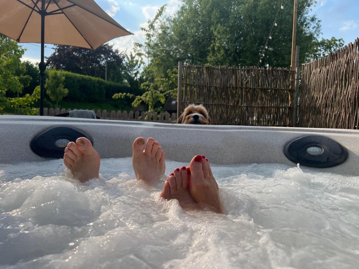 Shepherds Hut With Hot Tub Wells Exteriör bild