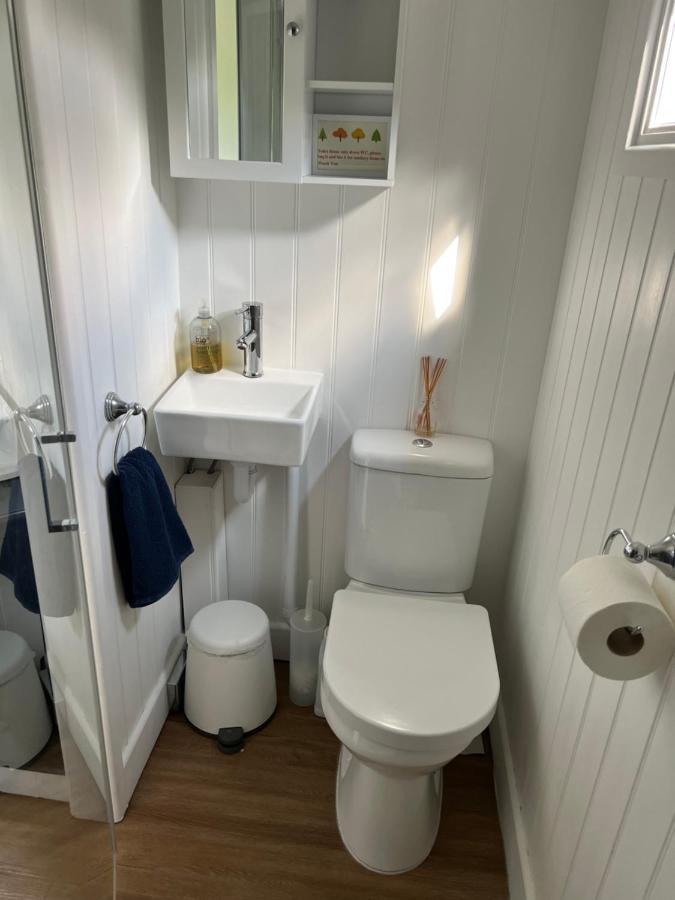 Shepherds Hut With Hot Tub Wells Exteriör bild